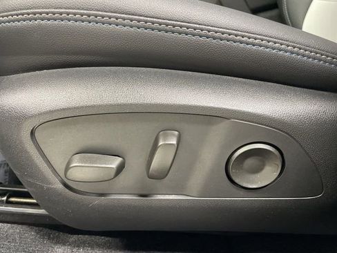 Used 2025 Chevrolet Equinox EV LT image 12