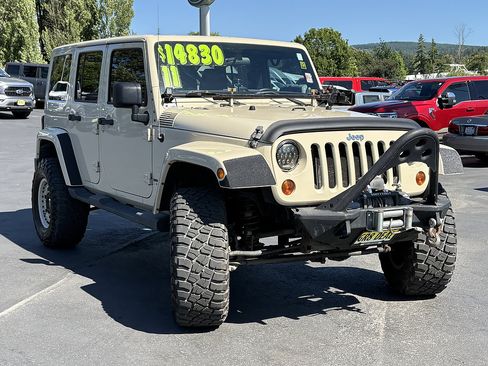 Used 2011 Jeep Wrangler Unlimited Sahara w/ Connectivity Group AWD/4WD image 3