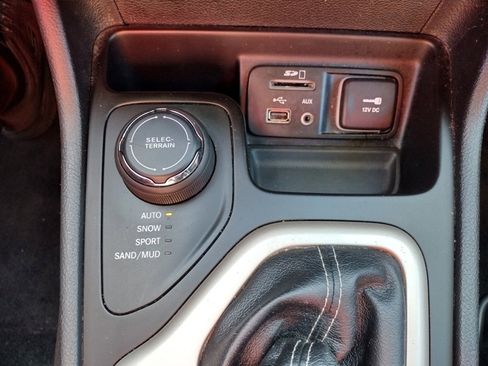 Used 2017 Jeep Cherokee Latitude w/ Cold Weather Group image 26