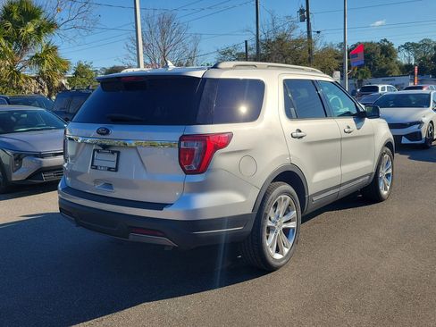 Used 2019 Ford Explorer XLT w/ Equipment Group 202A image 6