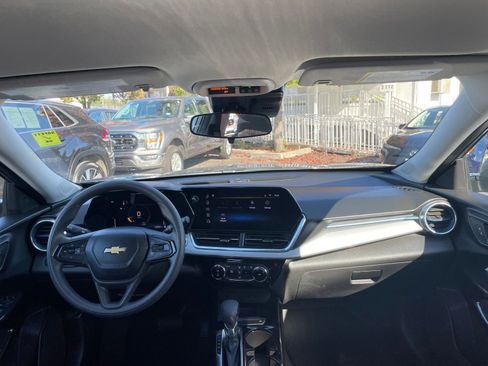 Used 2025 Chevrolet Trax LT image 32
