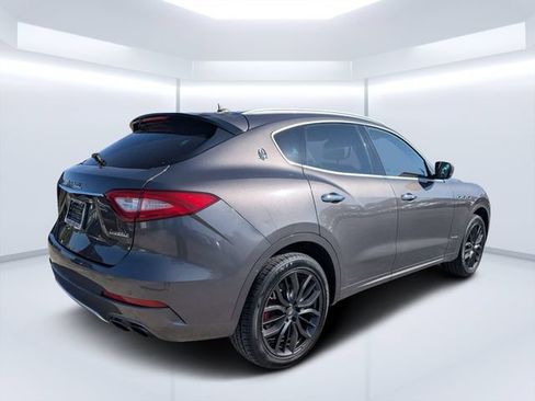 Used 2018 Maserati Levante GranLusso AWD/4WD image 3