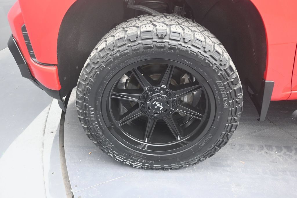Used 2021 Chevrolet Silverado 1500 Custom w/ LPO, Blackout Package RWD image 9