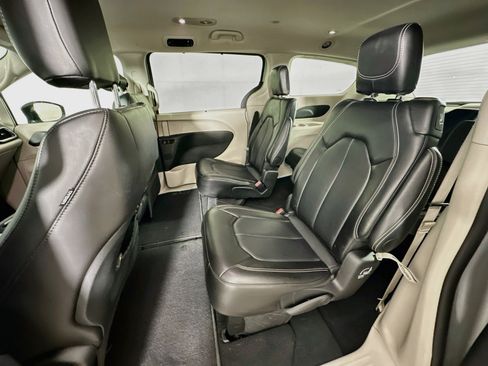 Used 2024 Chrysler Pacifica Touring-L FWD image 26