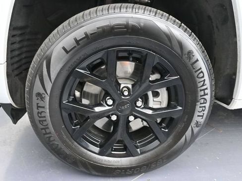 Used 2023 Jeep Grand Cherokee Overland w/ Luxury Tech Group IV AWD/4WD image 21