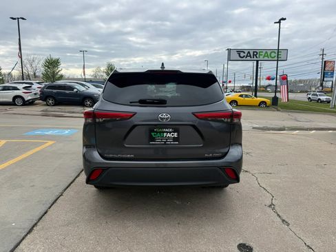 Used 2021 Toyota Highlander XLE AWD/4WD image 11