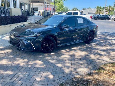 Used 2025 Toyota Camry SE w/ Convenience Package image 2