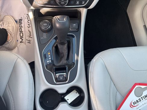 Used 2021 Jeep Cherokee Limited image 22