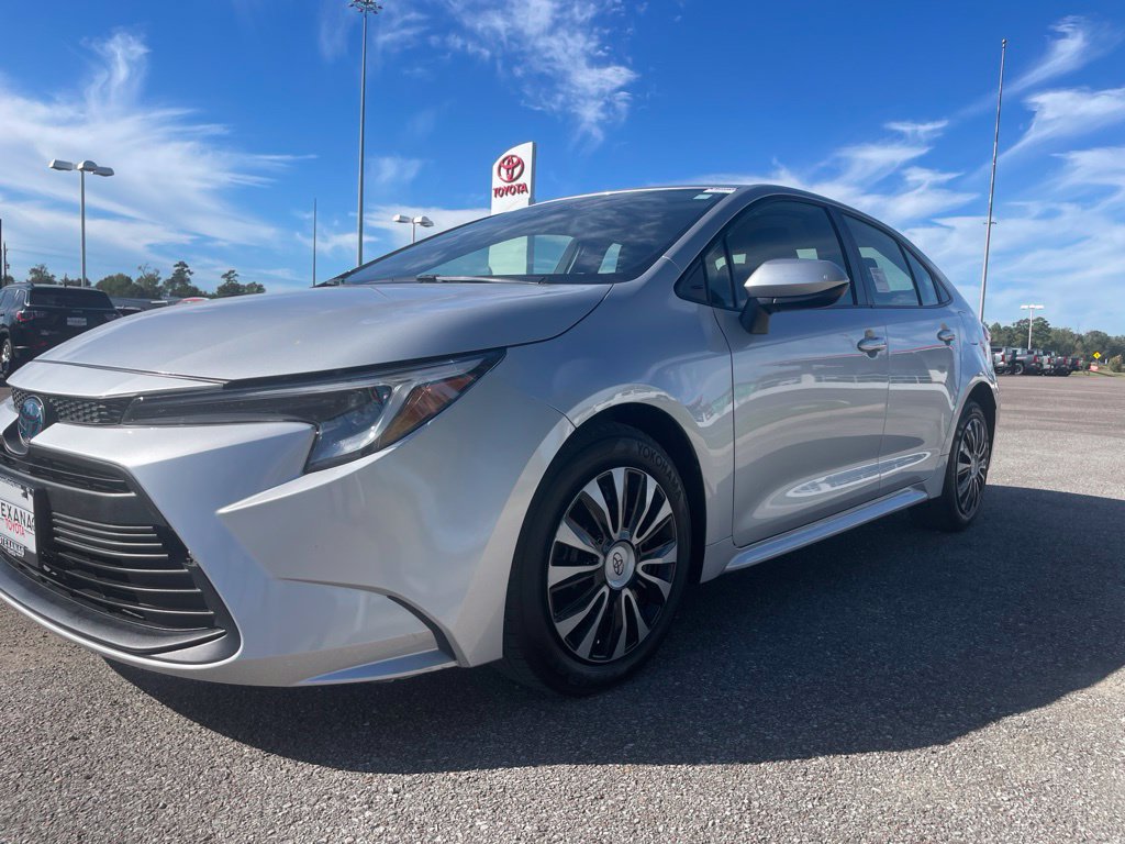 Used 2025 Toyota Corolla LE FWD image 10