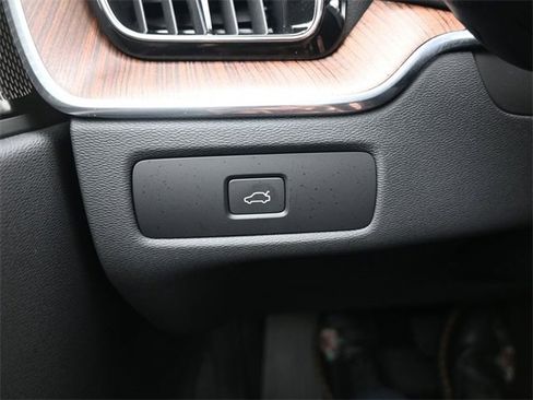 Used 2023 Volvo XC60 B5 Ultimate w/ Protection Package Premier image 29