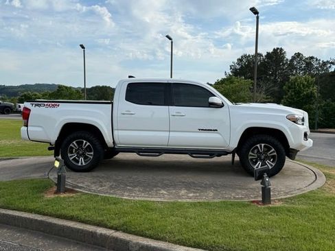 Used 2016 Toyota Tacoma TRD Sport w/ Premium & Technology Package AWD/4WD image 7