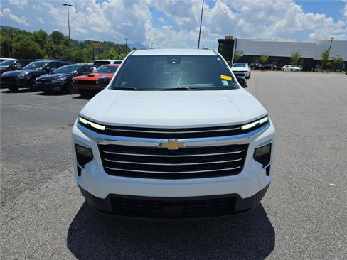 Used 2025 Chevrolet Traverse LT FWD image 8