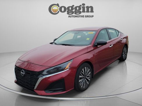 Used 2024 Nissan Altima 2.5 SV image 1