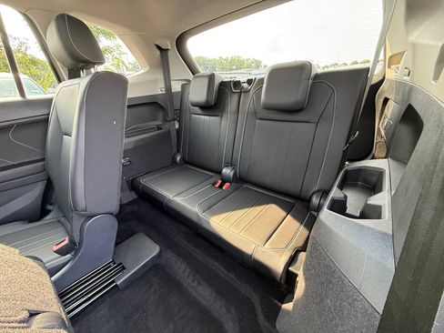Used 2023 Volkswagen Tiguan SE w/ Panoramic Sunroof Package FWD image 25