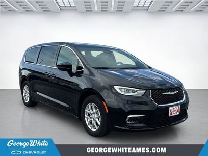 Used 2025 Chrysler Pacifica Select