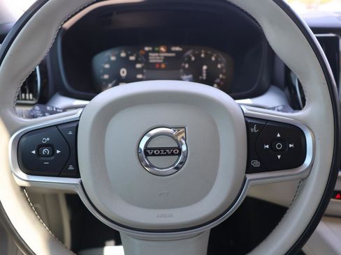 Used 2018 Volvo XC60 T6 Momentum w/ Convenience Package image 23