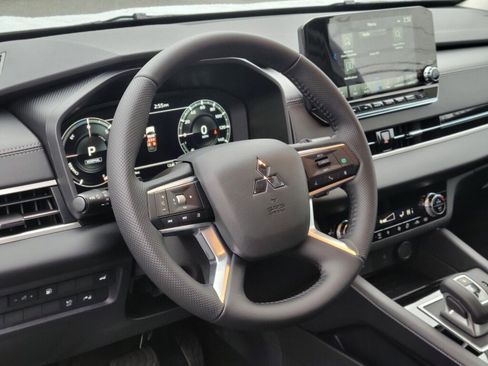 New 2025 Mitsubishi Outlander SE image 18