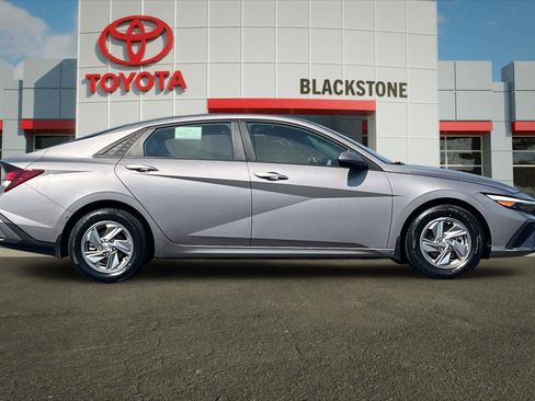 Used 2024 Hyundai Elantra SE FWD image 2