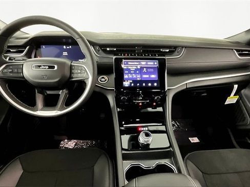 New 2025 Jeep Grand Cherokee Laredo image 6