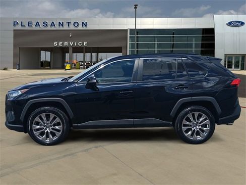 Used 2021 Toyota RAV4 XLE Premium image 2