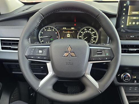 New 2026 Mitsubishi Outlander SE image 14