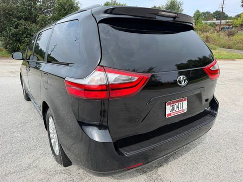 Used 2017 Toyota Sienna FWD image 3