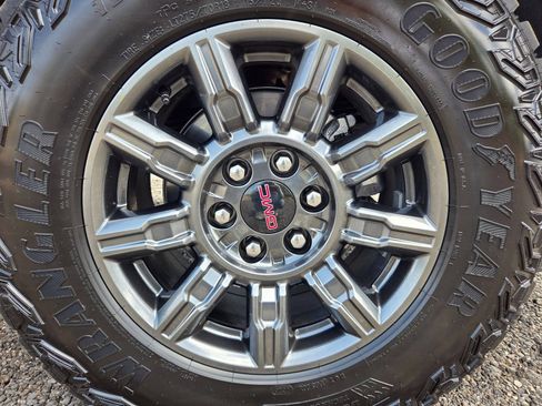 Used 2026 GMC Sierra 1500 AT4X w/ LPO, Black Badging Package AWD/4WD image 10