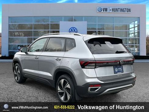 Certified 2025 Volkswagen Taos SE w/ Panoramic Sunroof Package image 6