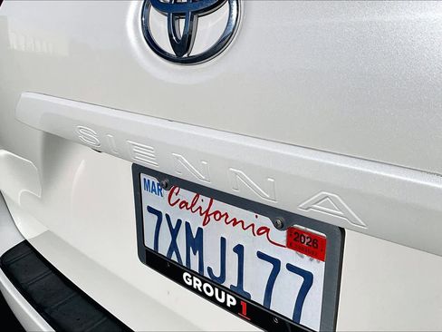 Used 2017 Toyota Sienna XLE image 9