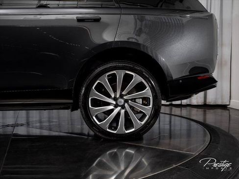 Used 2025 Land Rover Range Rover Long Wheelbase SE AWD/4WD image 8