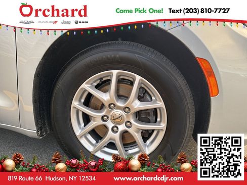 Used 2023 Chrysler Pacifica Touring image 9