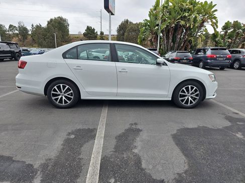 Used 2017 Volkswagen Jetta SE image 4