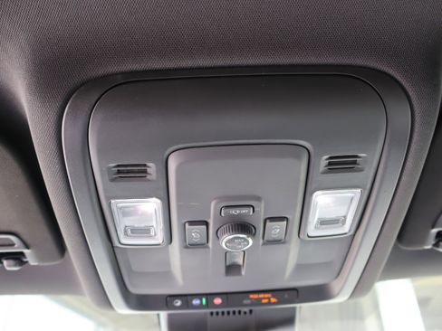 Used 2025 Chevrolet Tahoe Premier AWD/4WD image 30