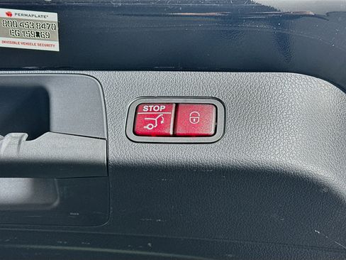 Used 2025 Mercedes-Benz GLB 250 4MATIC image 29