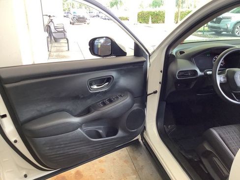 Used 2023 Honda HR-V LX image 16