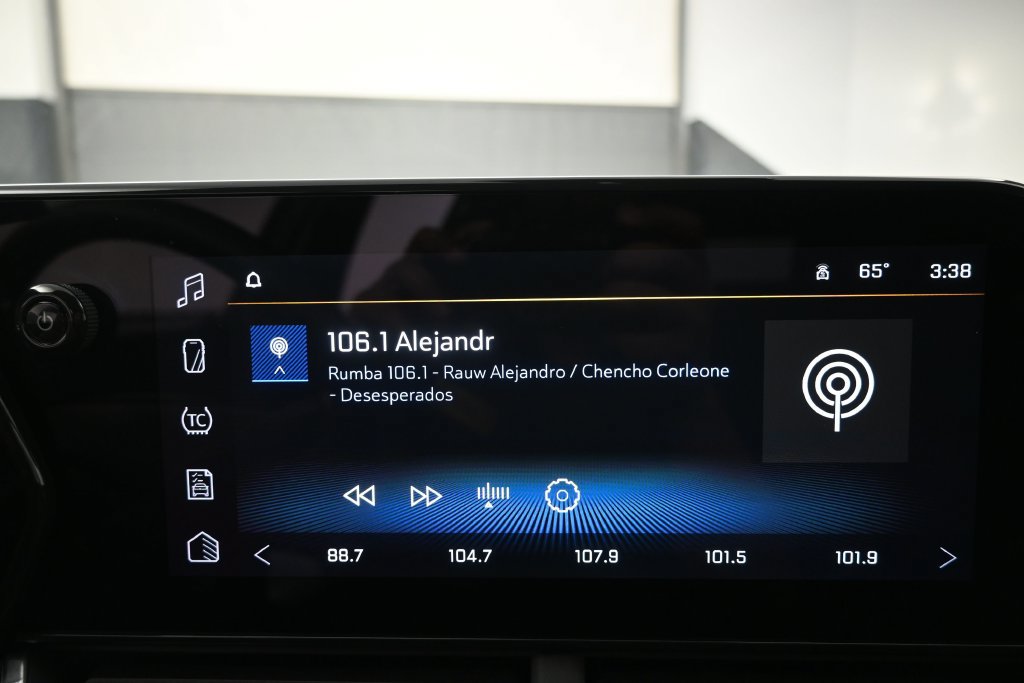 Used 2024 Chevrolet Trax LT FWD image 13