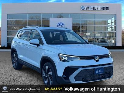 Certified 2025 Volkswagen Taos SE w/ Panoramic Sunroof Package