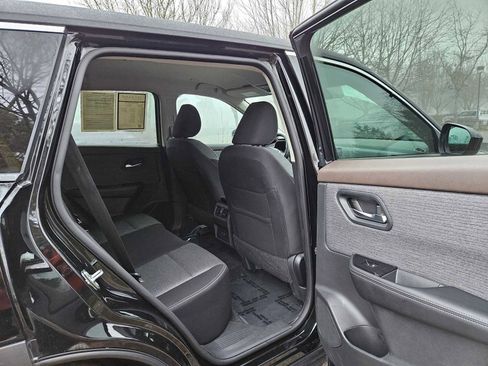 Used 2023 Nissan Rogue SV image 14