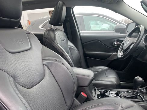 Used 2019 Jeep Cherokee Limited image 16