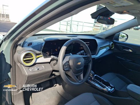 Used 2025 Chevrolet Trax LT FWD image 16