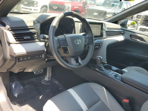 Used 2025 Toyota Camry SE FWD image 9