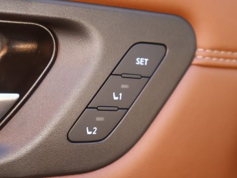 Used 2024 Nissan Pathfinder Platinum image 9