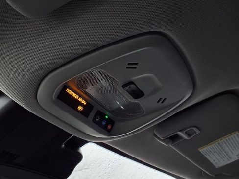 Used 2025 Chevrolet Trax LT w/ LT Convenience Package image 18