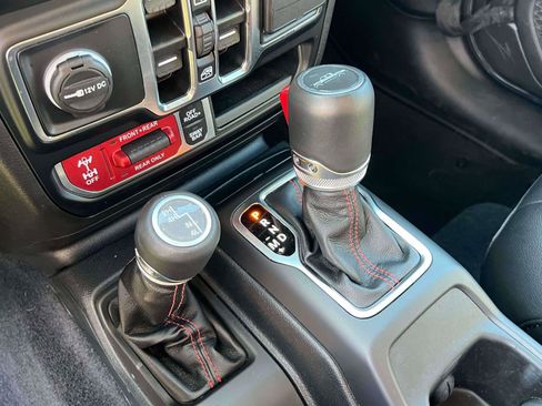 Used 2023 Jeep Gladiator Rubicon AWD/4WD image 12