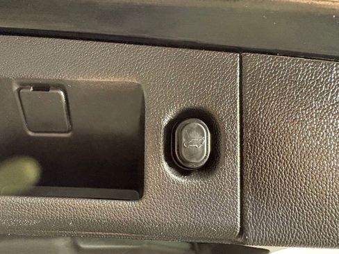 Used 2018 Chevrolet Suburban LT image 32