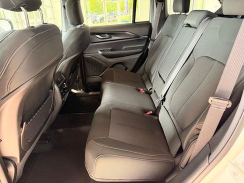Used 2024 Jeep Grand Cherokee Laredo X w/ Luxury Tech Group I AWD/4WD image 17