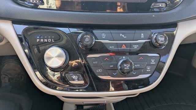 Used 2018 Chrysler Pacifica Touring-L FWD image 10