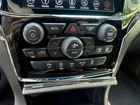 Used 2019 Jeep Grand Cherokee Overland AWD/4WD image 30