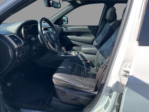 Used 2017 Jeep Grand Cherokee Overland AWD/4WD image 2