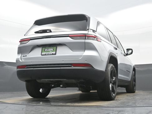 Used 2023 Jeep Grand Cherokee Altitude image 30